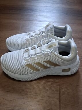 NEW 7.5 adidas Cloudfoam Slip On White Running Shoes with Gold Stripes